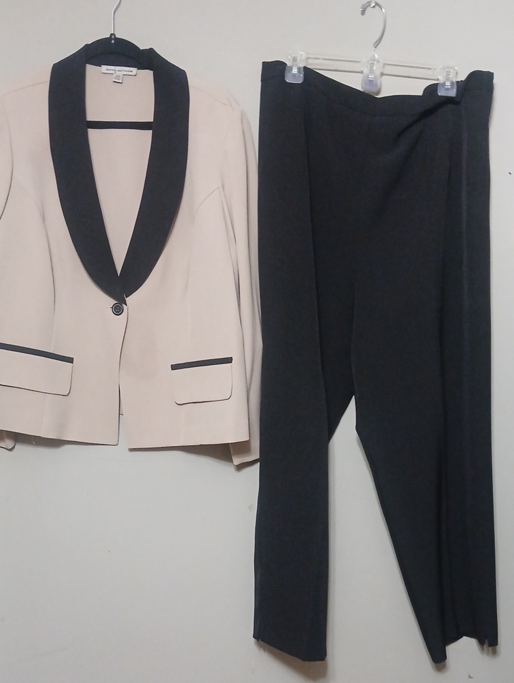 Women's Two-Tone Blazer & Black Pants Set